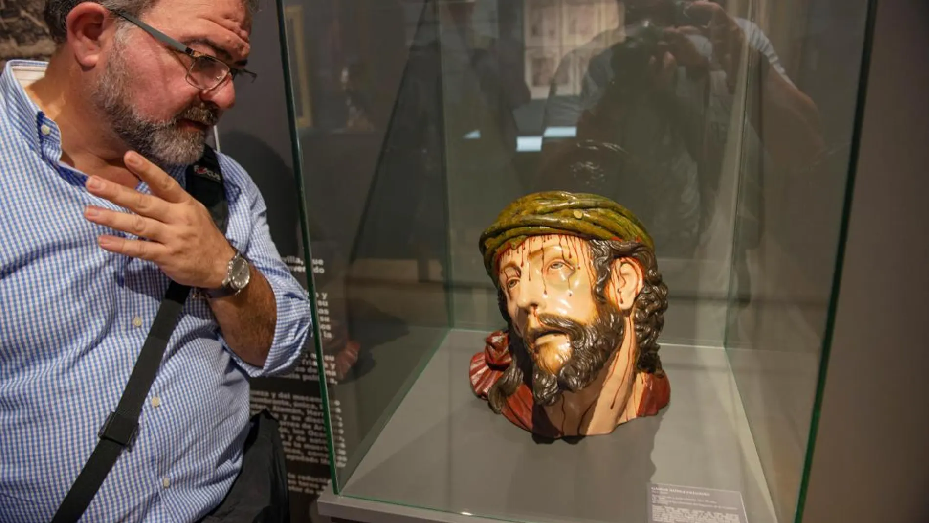 Un visitante observa una de las obras durante la inauguración de la exposición en Alcalá la Real