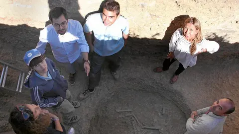 Eduardo Carazo junto a Javier Abarquero,entre otros, en su visita a los jóvenes que participan en «Intercatia»