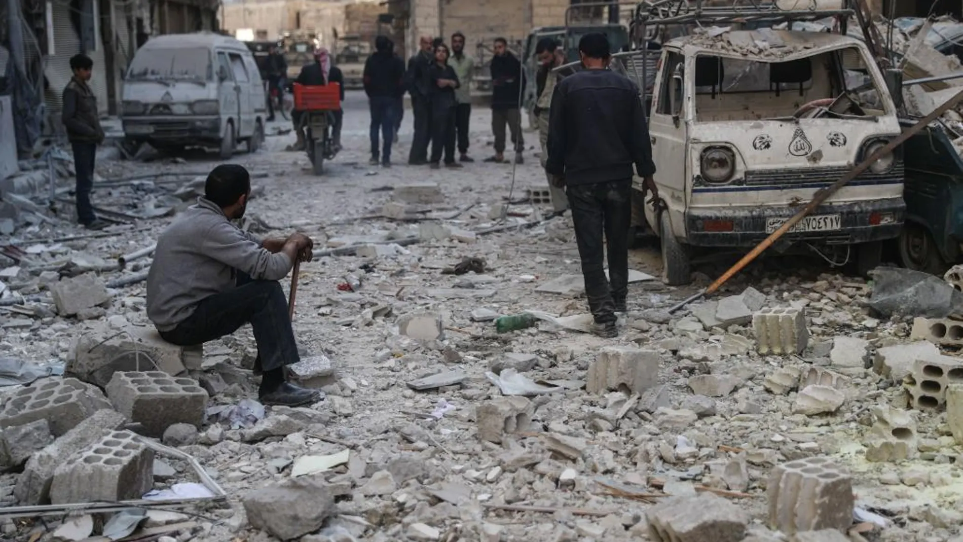 Una calle tras bombardeos en Douma, Siria