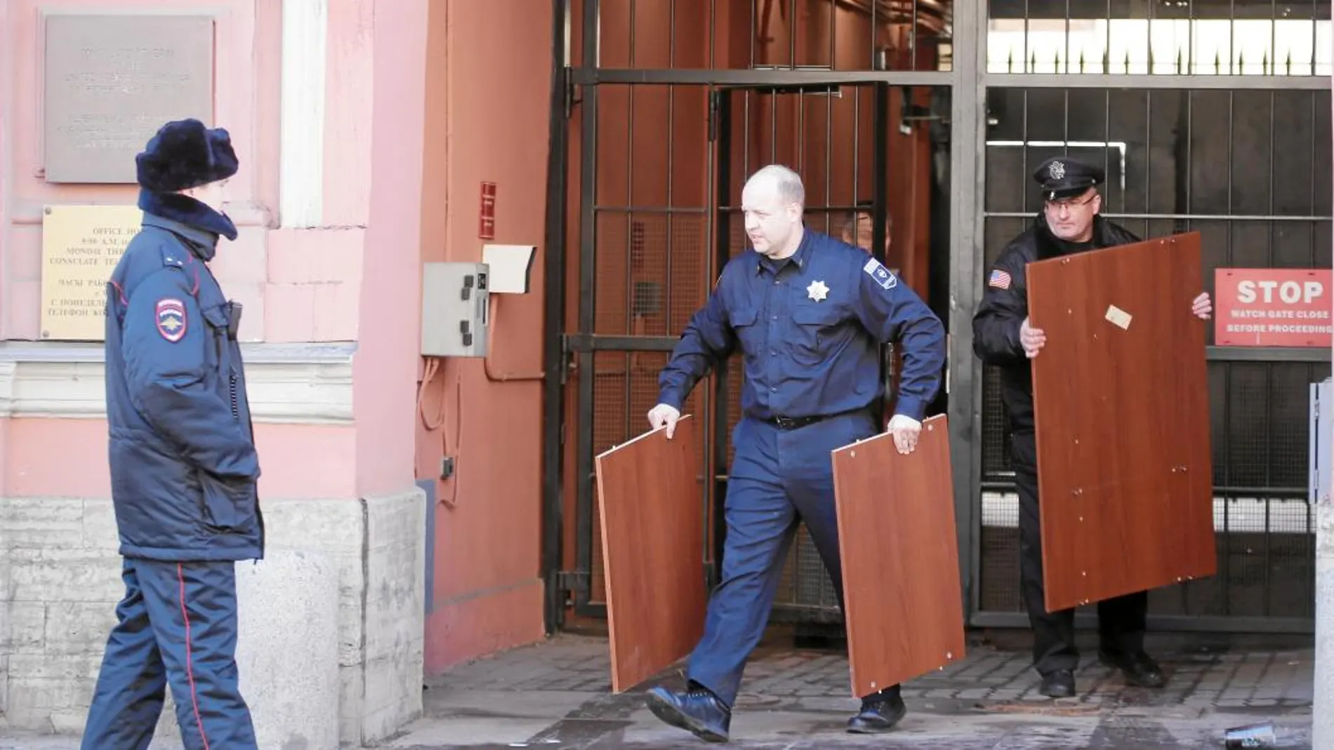 Agentes rusos desmantelan el consulado norteamericano en San Petersburgo