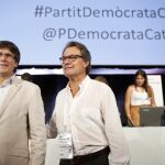 Artur Mas y el presidente de la Generalitat, Carles Puigdemont (i), al término del Congreso Fundacional de la nueva Convergencia el fin de semana
