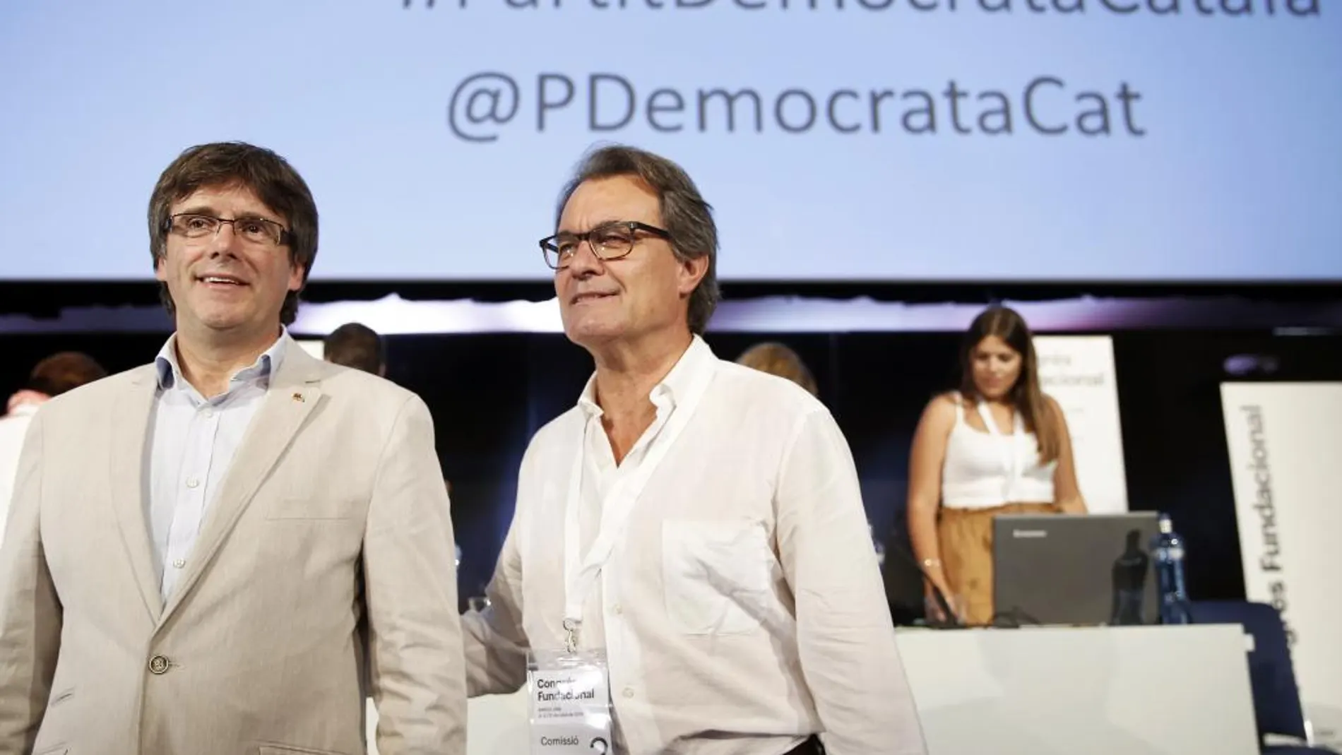 Artur Mas y el presidente de la Generalitat, Carles Puigdemont (i), al término del Congreso Fundacional de la nueva Convergencia el fin de semana