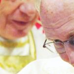 El nuevo cardenal norteamericano, James M. Harvey, ante el Papa, durante la Misa en la Basílica de San Pedro