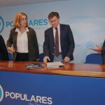 El senador por Salamanca, Gonzalo Robles; la presidenta provincial Ángeles Armisén; el secretario general del PP en Castilla y León, Francisco Vázquez; y el senador por Palencia, José Antonio Rubio, tras la reunión del Grupo de Senadores Populares