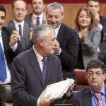 El presidente de la Junta recibe el aplauso de los miembros de su grupo