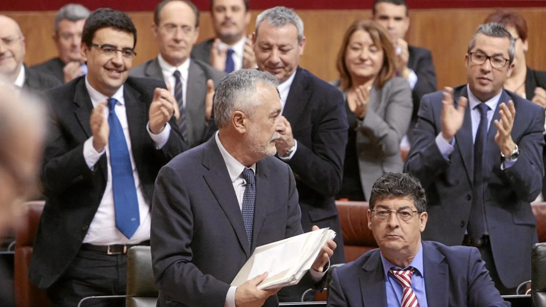 El presidente de la Junta recibe el aplauso de los miembros de su grupo