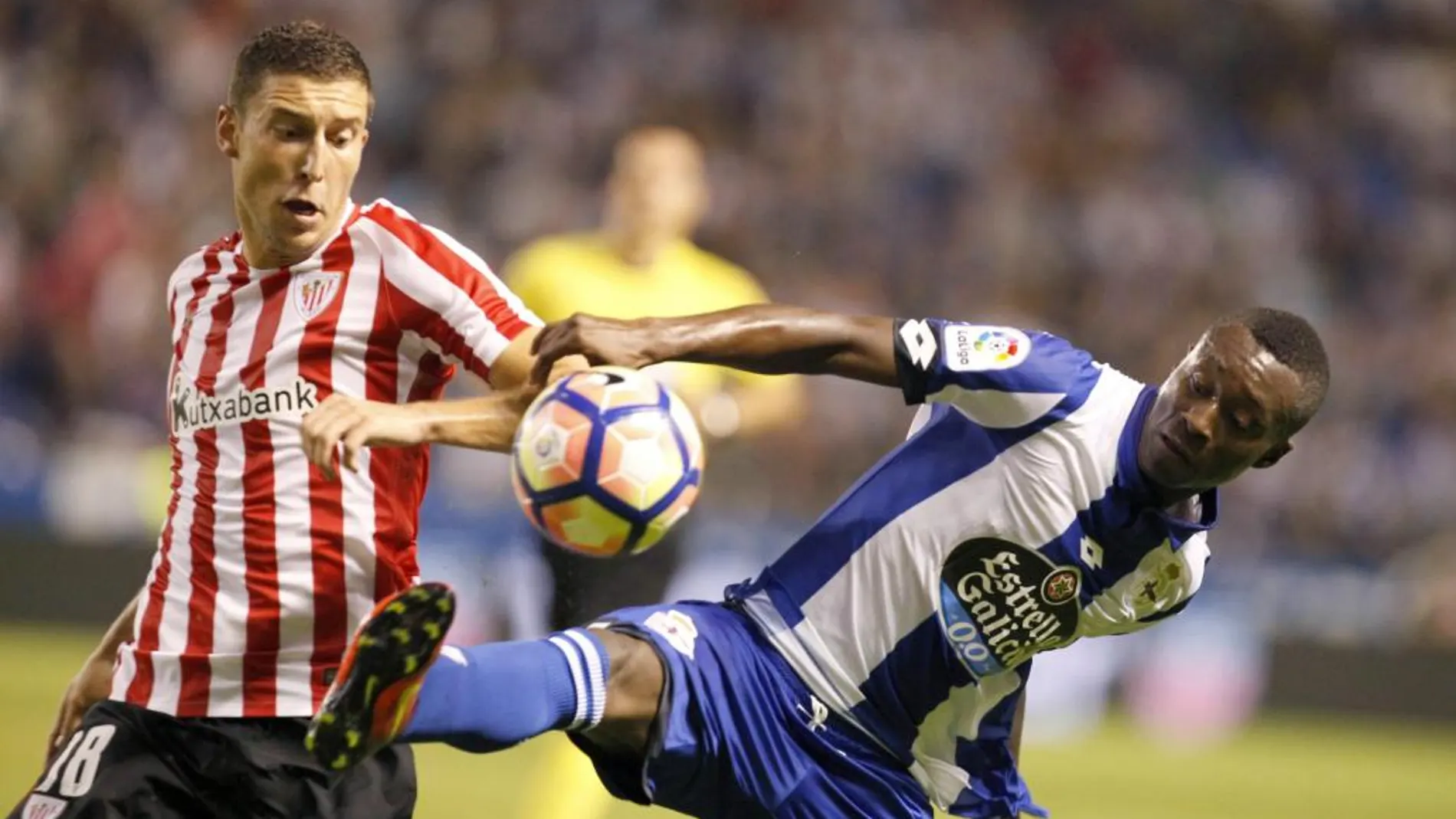 El jugador del Athletic de Bilbao De Marcos (i) pelea un balón con ante el colombiano Marlos Moreno, del Deportivo