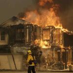 Una vivienda en llamas en Santa Rosa, California