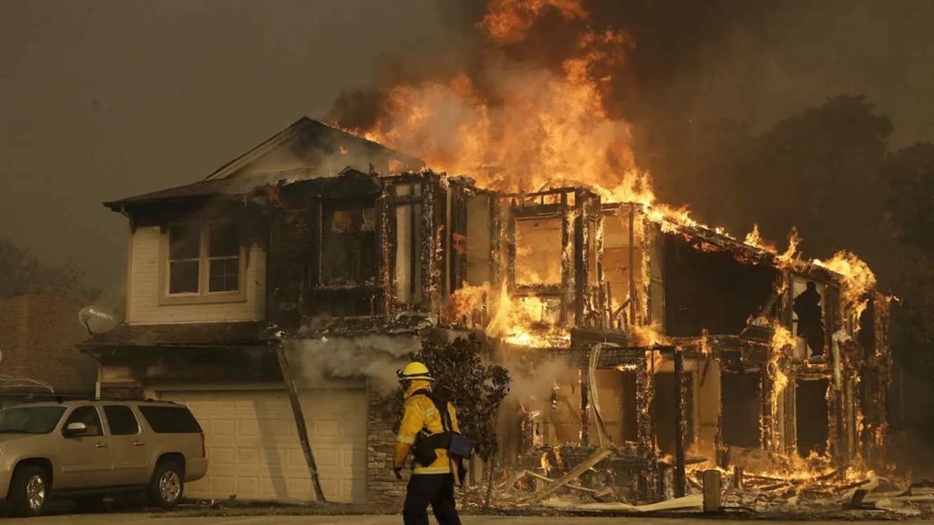 Una vivienda en llamas en Santa Rosa, California