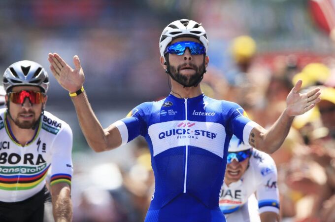 Fernando Gaviria cruza la línea de meta tras ganar la primera etapa del Tour de Francia. (AP Photo/Peter Dejong)