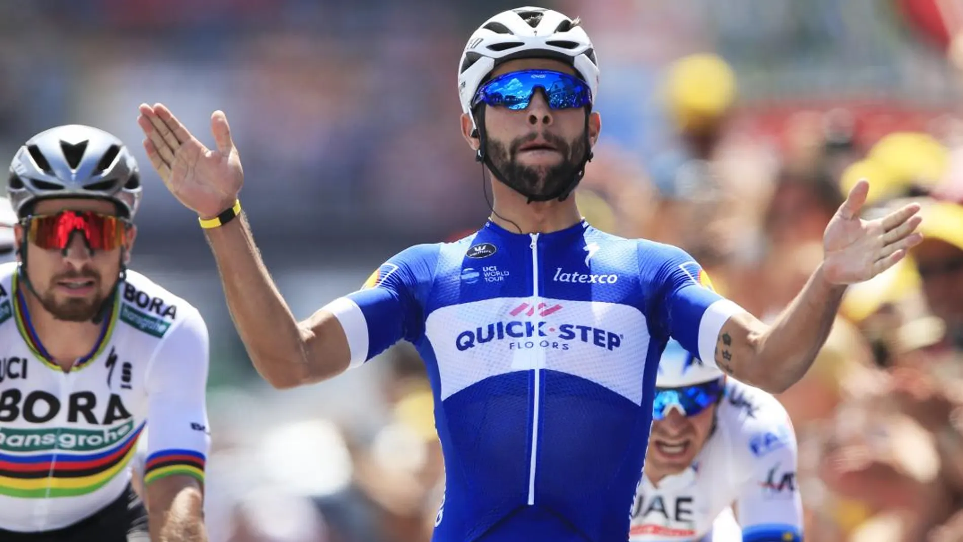 Fernando Gaviria cruza la línea de meta tras ganar la primera etapa del Tour de Francia. (AP Photo/Peter Dejong)