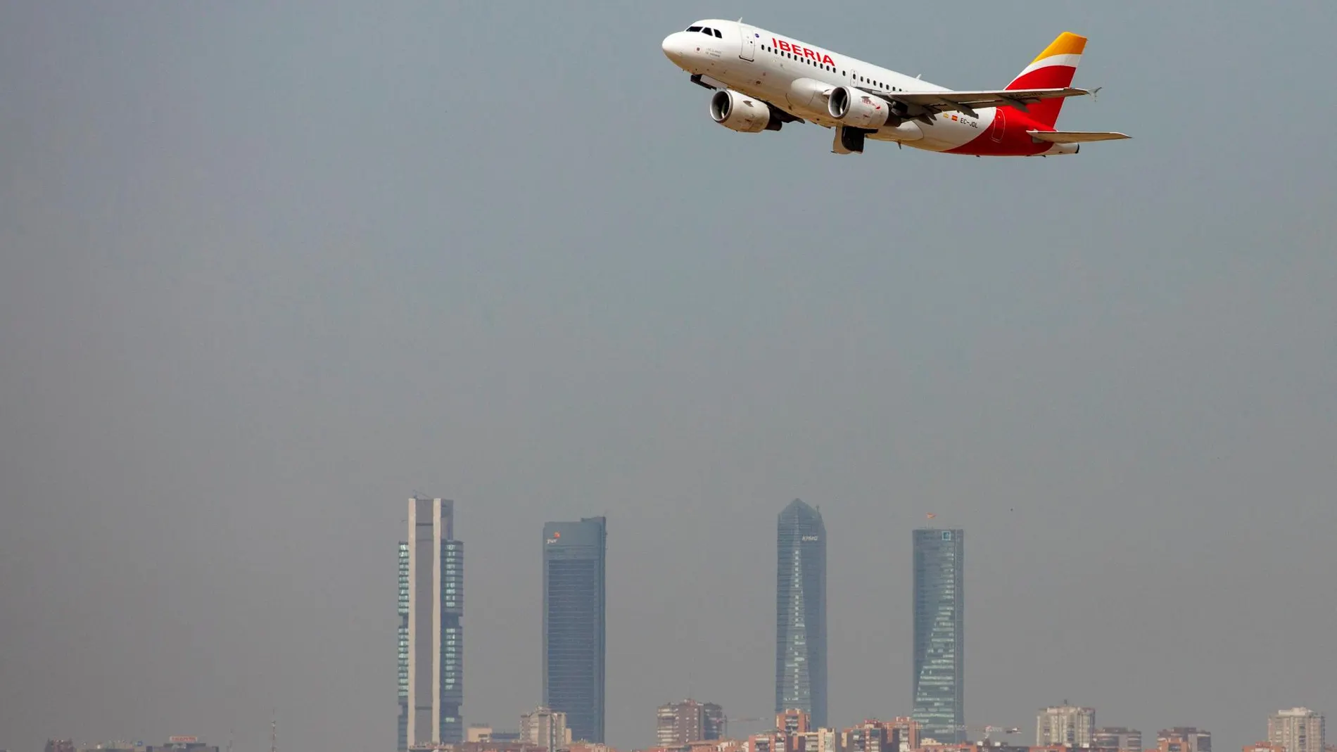 Un avión de Iberia despega del aeropuerto de Madrid Barajas