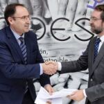 El alcalde de Palencia, Alfonso Polanco, y el director de Relaciones Internacionales de Renault España, Ernesto Salas