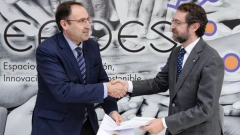El alcalde de Palencia, Alfonso Polanco, y el director de Relaciones Internacionales de Renault España, Ernesto Salas