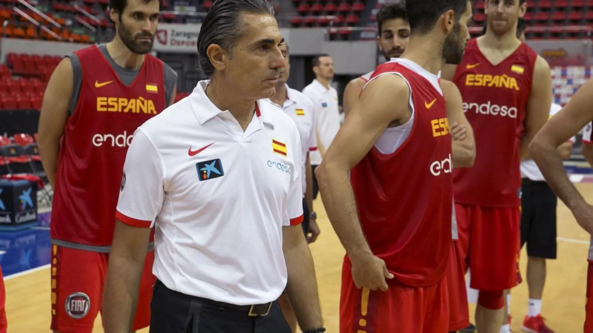 El entrenador de la selección española de baloncesto, Sergio Scariolo, durante el entrenamiento celebrado esta mañana en el Pabellón Príncipe Felipe de Zaragoza