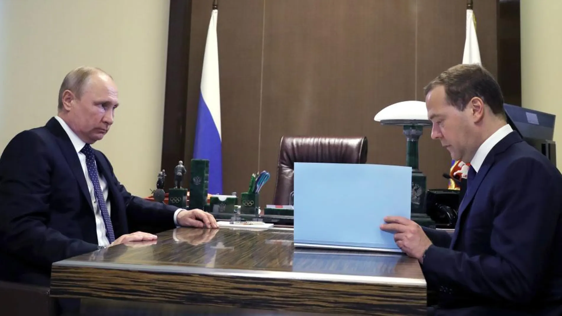 El presidente ruso, Vladimir Putin, escucha al primer ministro, Dimitri Medvedev durante su reunión en balneario de Sochi / Foto: Ap