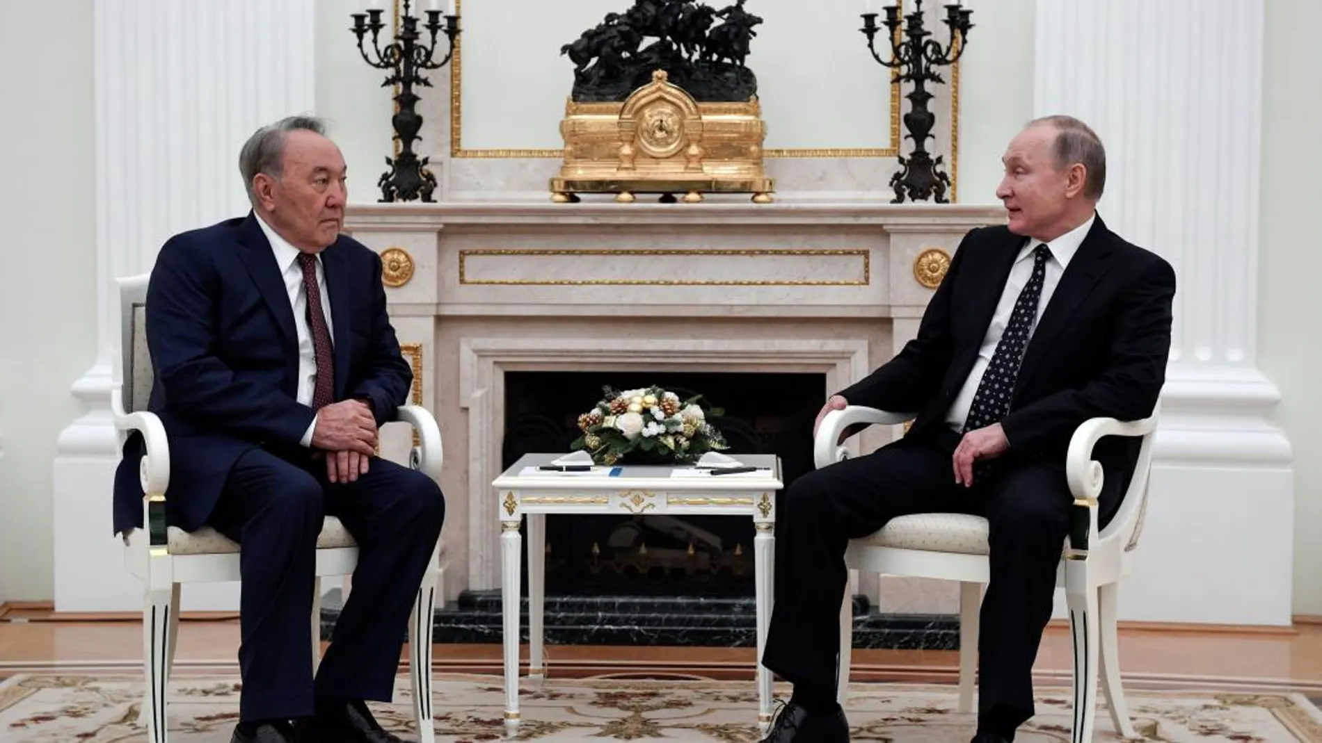 El presidente ruso, Vladímir Putin (d), se reúne con su homólogo kazajo, Nursultan Nazarbayev (i), en el Kremlin en Moscú (Rusia)