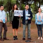 El presidente del PP-A, Juanma Moreno, ayer junto a otros dirigentes populares en los pinares de La Puebla del Río, en Sevilla / Foto: Efe