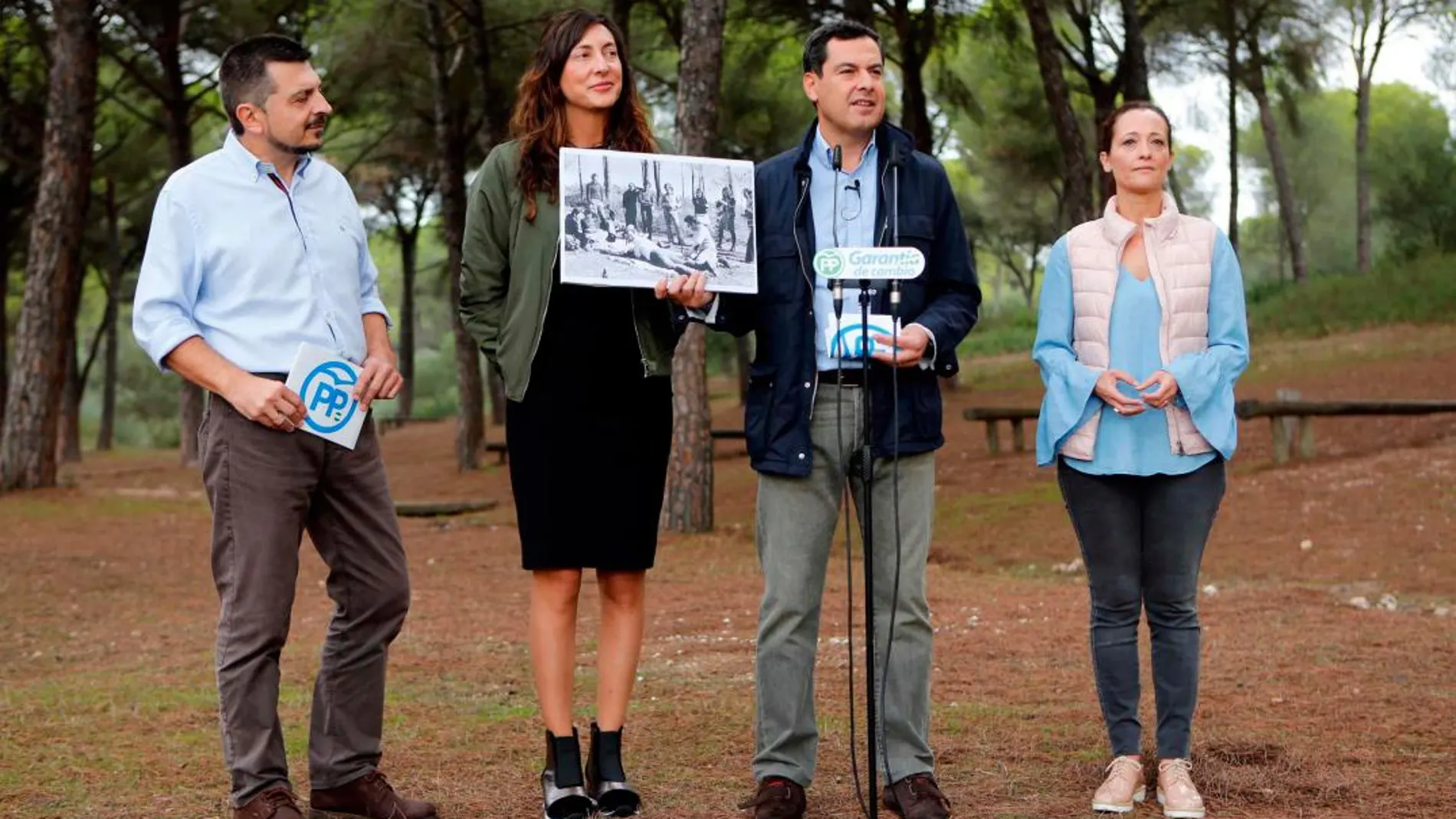 El presidente del PP-A, Juanma Moreno, ayer junto a otros dirigentes populares en los pinares de La Puebla del Río, en Sevilla / Foto: Efe