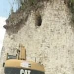 La excavadora destruye la pirámide maya