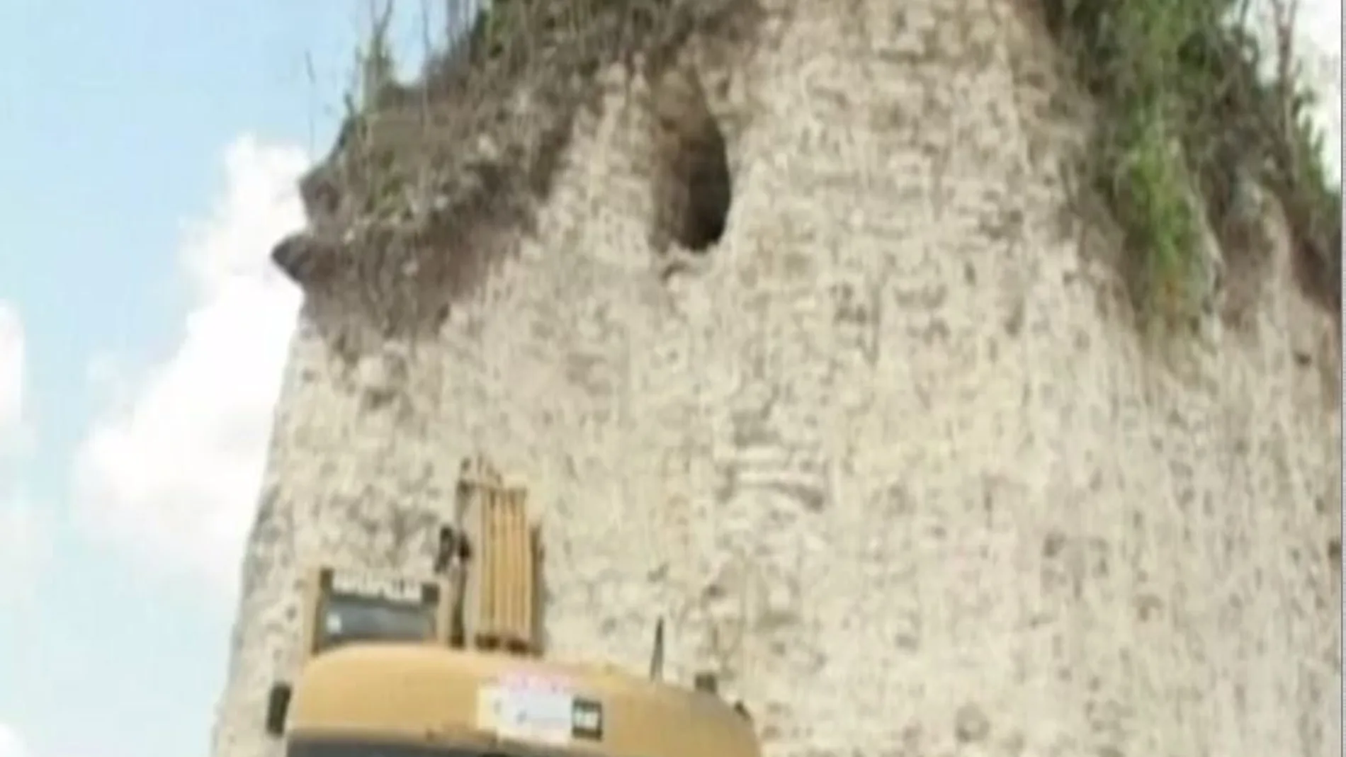 La excavadora destruye la pirámide maya