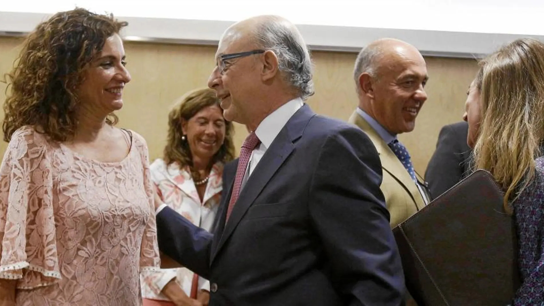 La consejera de Hacienda, María Jesús Montero, y el ministro del ramo, Cristóbal Montoro