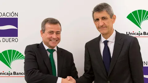 José María de la Vega, Presidente de la Fundación Caja Duero; y José María Domínguez, Director General de Secretaría General y Técnica de Unicaja Banco