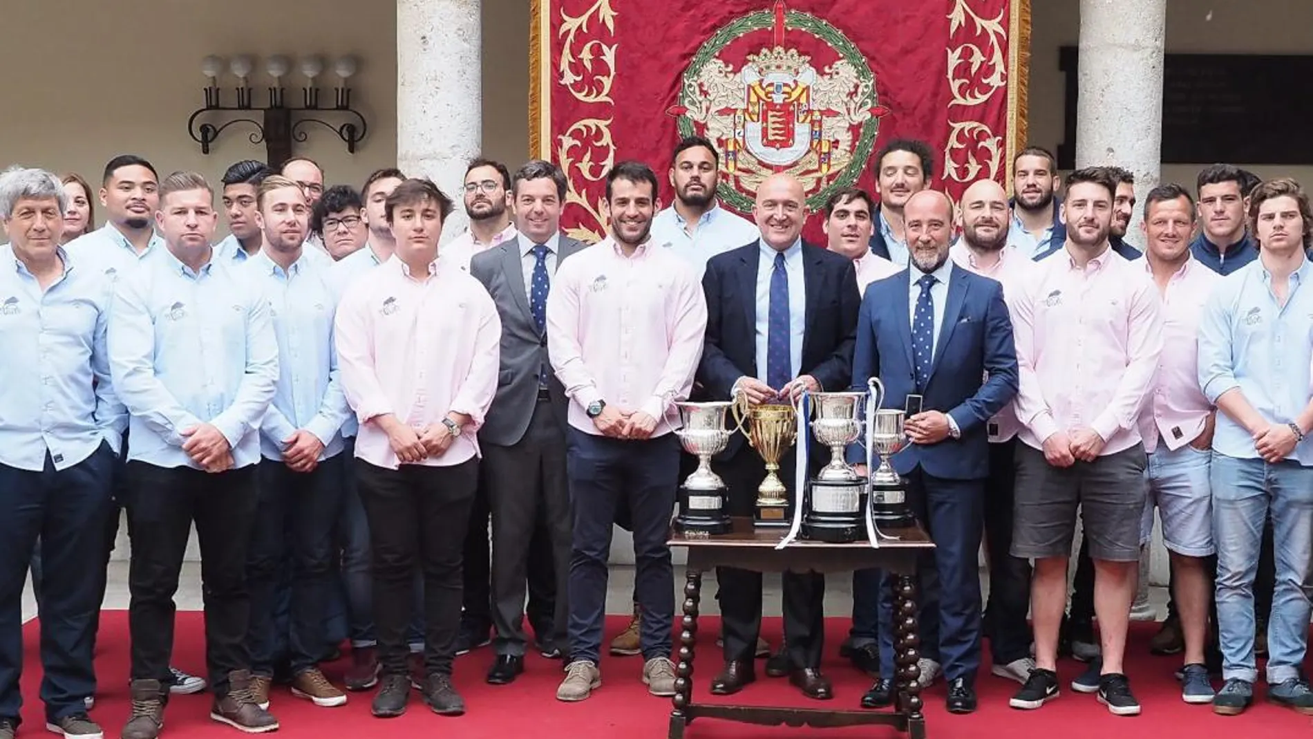 El presidente de la Diputación de Valladolid, Jesús Julio Carnero, recibe a los jugadores, técnicos y directivos del VRAC