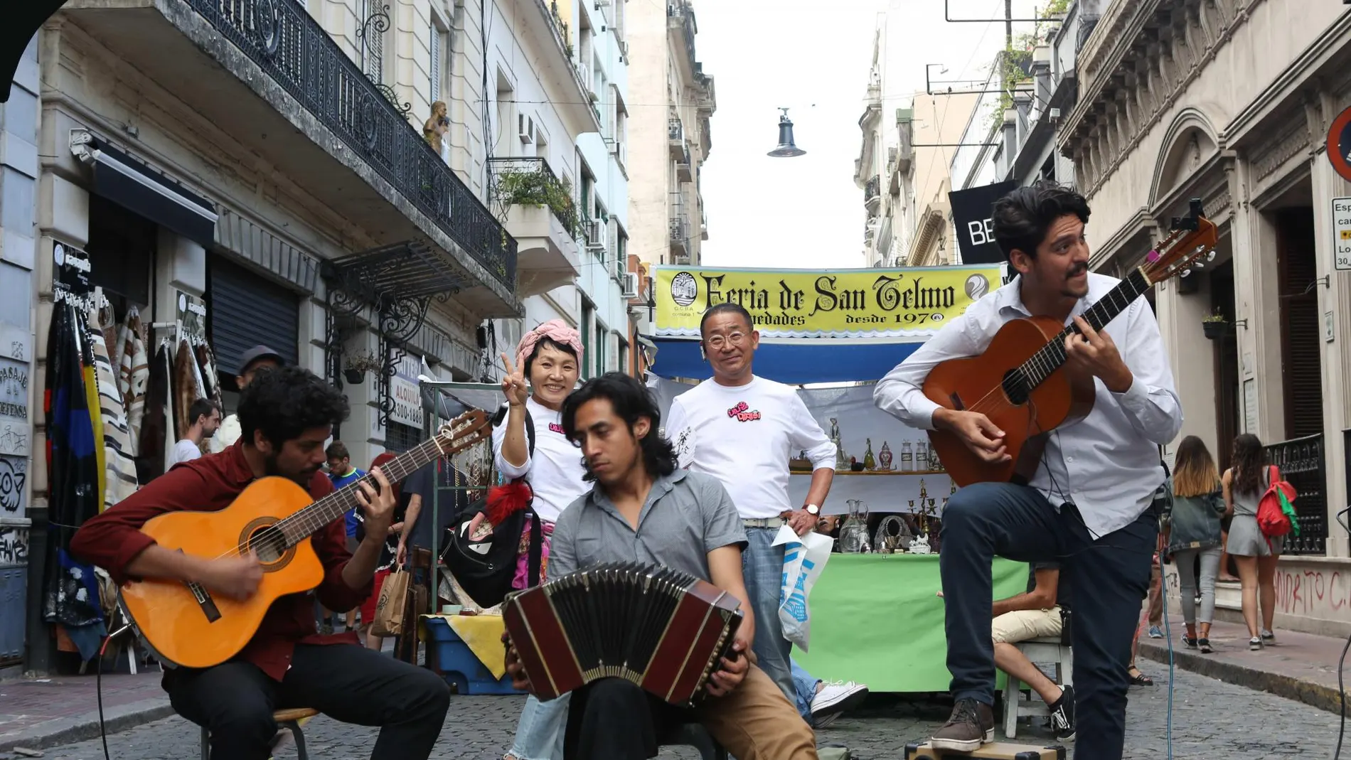 de músicos tocan un tango en una de las entradas de la tradicional Feria de San Telmo, este domingo,