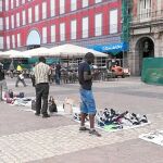 Los hosteleros denuncian que en el último tiempo un grupo de manteros ha tomado la plaza, que lleva dos años sometida a un plan de rehabilitación para celebrar en 2017 su IV centenario