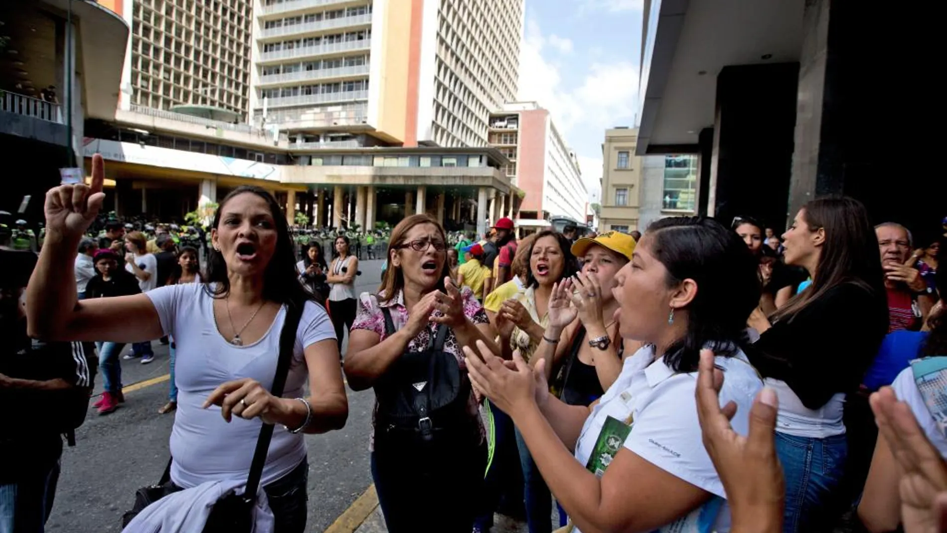 Opositores durante una protesta pidiendo el referéndum para revocar el mandato de maduro