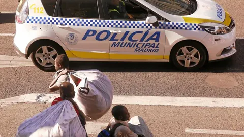 Los manteros se avisan unos a otros para evitar las patrullas policiales
