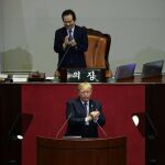 El presidente de EE.UU., Donald J. Trump (abajo), aplaude después de dar un discurso en la Asamblea Nacional en Seúl, Corea del Sur, hoy