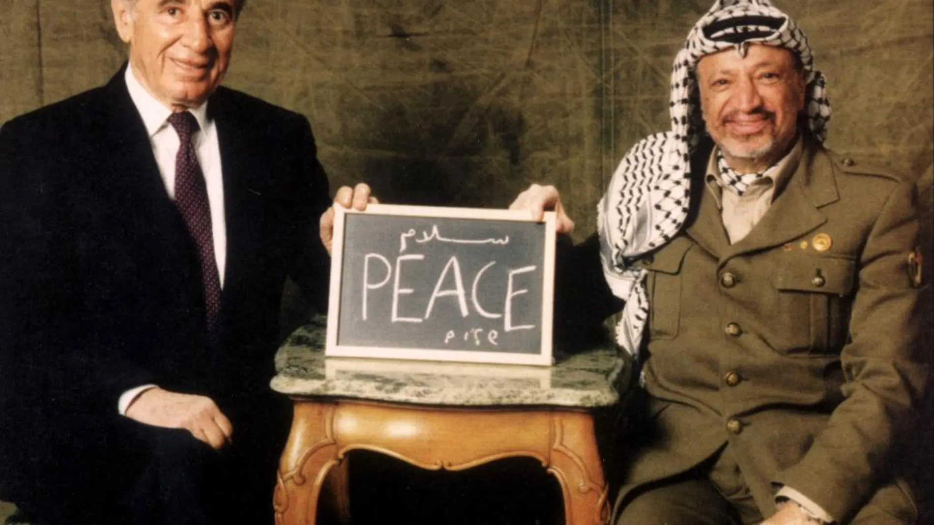 Peres, junto a Yasser Arafat en noviembre de 2004