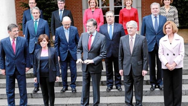 Foto de familia del Gobierno de Mariano Rajoy, tras la incorporación de Ramón Escolano, ayer antes del Consejo de Ministros en Moncloa