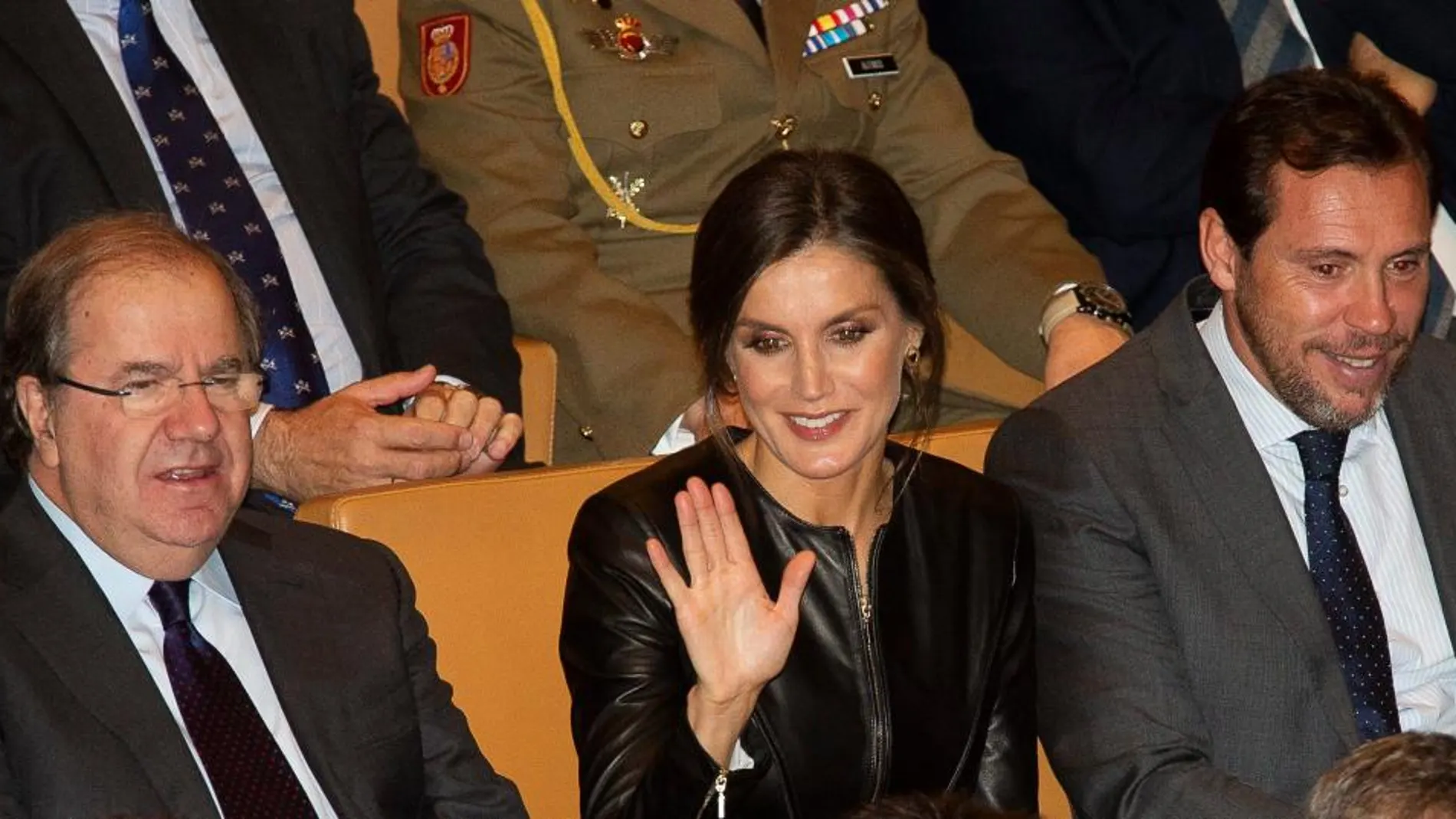 Doña Letizia, en la imagen junto al presidente Herrera y el alcalde Óscar Puente, recibió un caluroso recibimiento a su entrada en el auditorio Miguel delibes de Valladolid