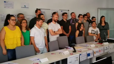 El alcalde Alfonso Polanco junto a los jóvenes que han diseñado la aplicación