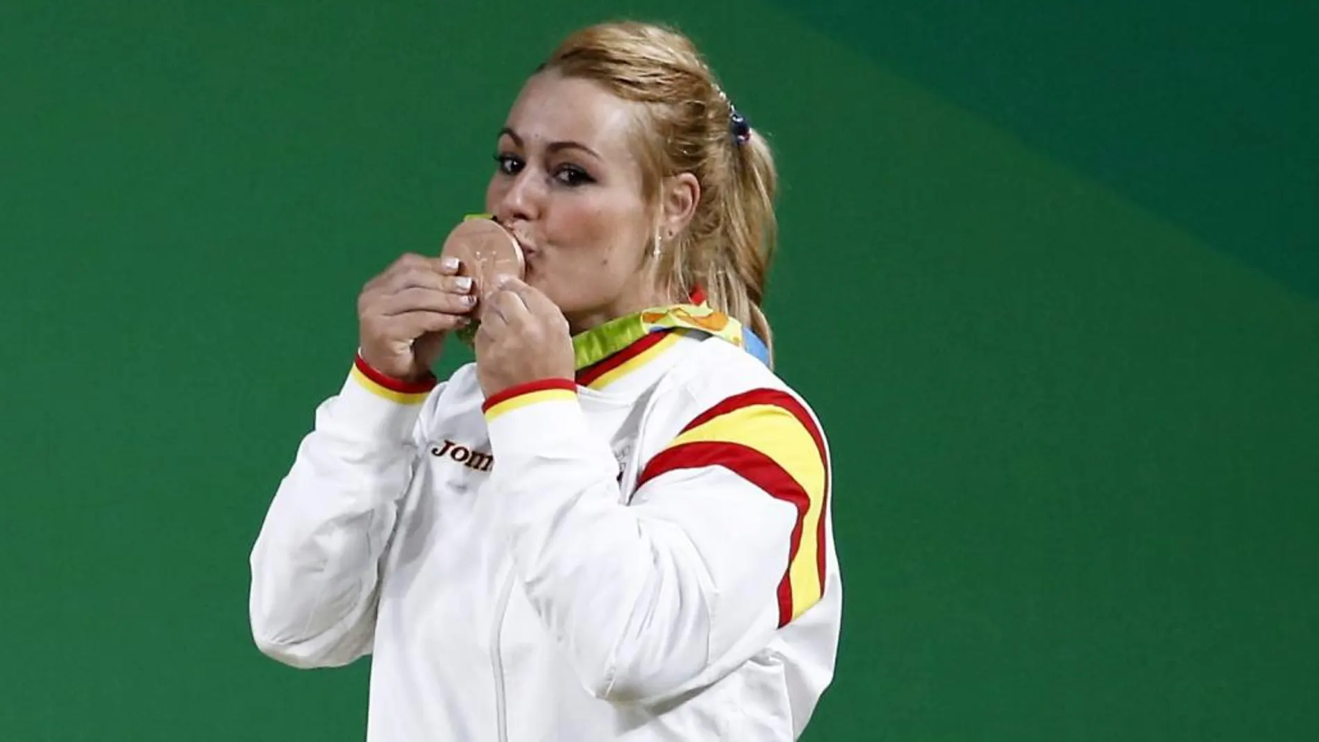 Lydia Valentín besa la medalla de bronce conseguida en Río 2016