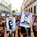 Manifestación de mujeres en Madrid, esta tarde ante el Ministerio de Justicia, en protesta por la puesta en libertad bajo fianza de los cinco miembros de la Manada. Foto: Efe