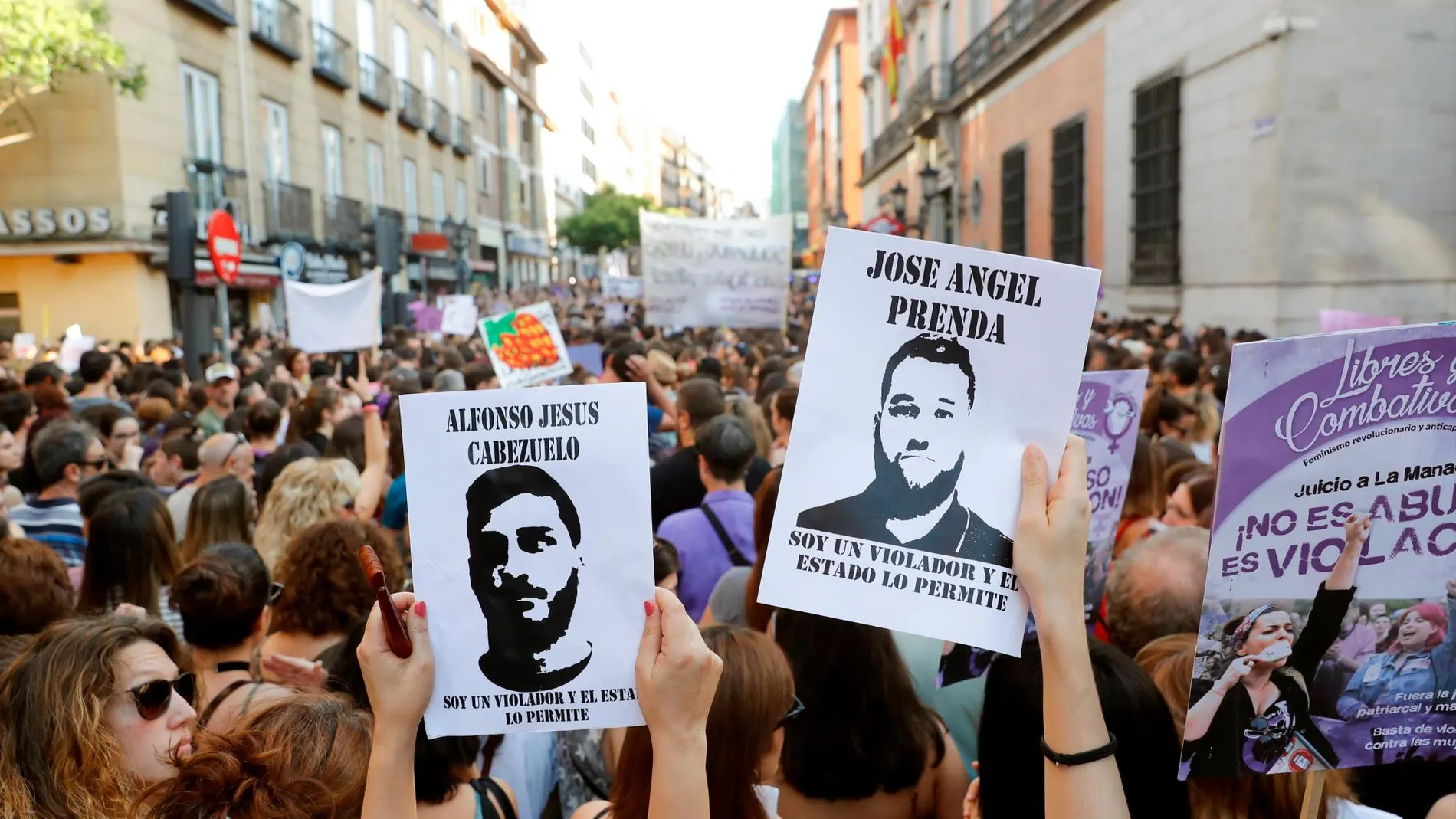 Manifestación de mujeres en Madrid, esta tarde ante el Ministerio de Justicia, en protesta por la puesta en libertad bajo fianza de los cinco miembros de la Manada. Foto: Efe