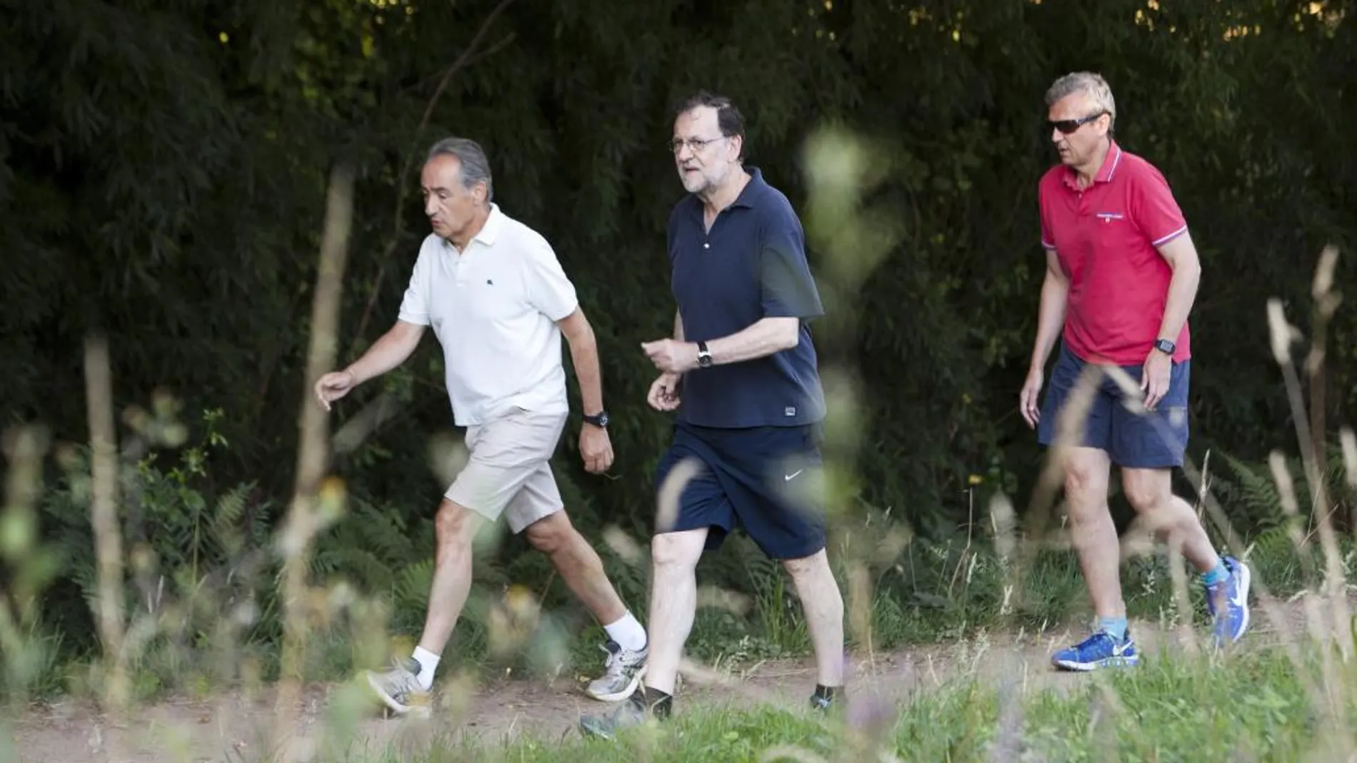 Mariano Rajoy, acompañado por José Benito Suárez, marido de Ana Pastor, y el vicepresidente de la Xunta de Galicia, Alfonso Rueda