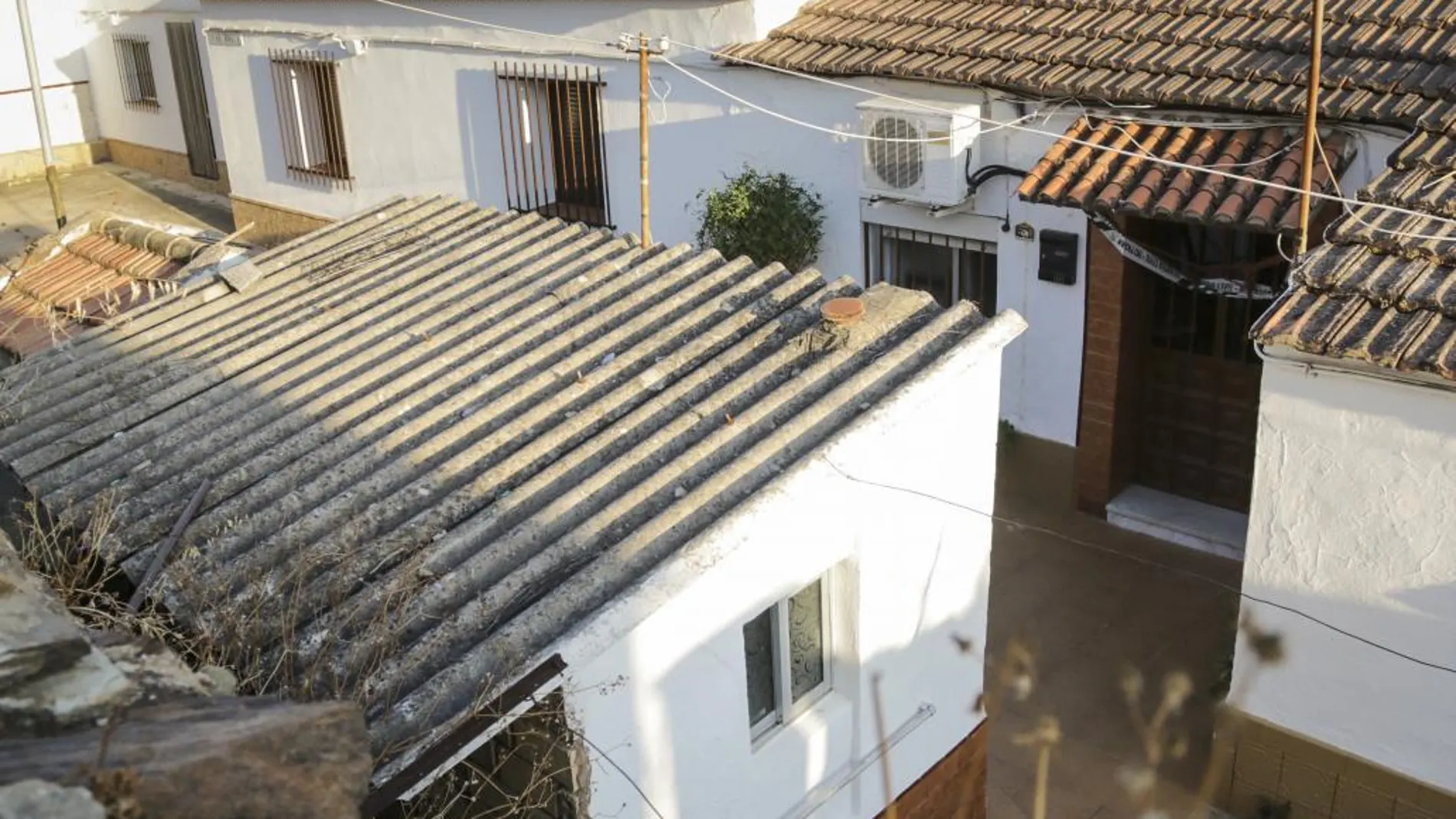 Entrada de la vivienda situada en la localidad onubense de La Zarza, donde han sido encontrados los cuerpos sin vida de un hombre y una mujer