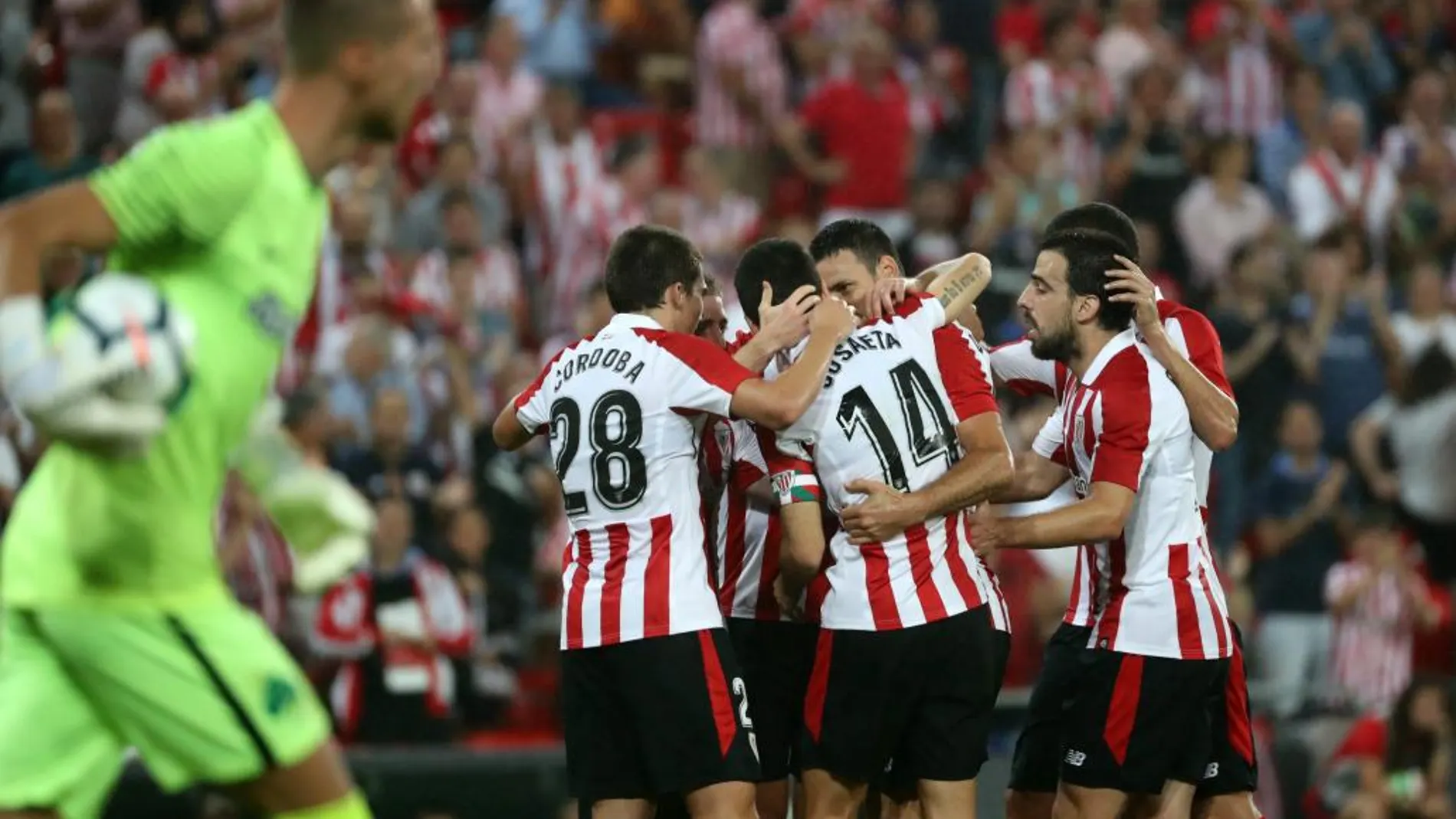Los jugadores del Athletic de Bilbao celebran el gol marcado por su compañero Iker Muniain ante el Panathinaikos