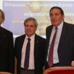 El consejero Sáez Aguado junto al decano de la Facultad de Medicina de Valladolid, José María Fidel, y el experto en virología Albert Osterhaus
