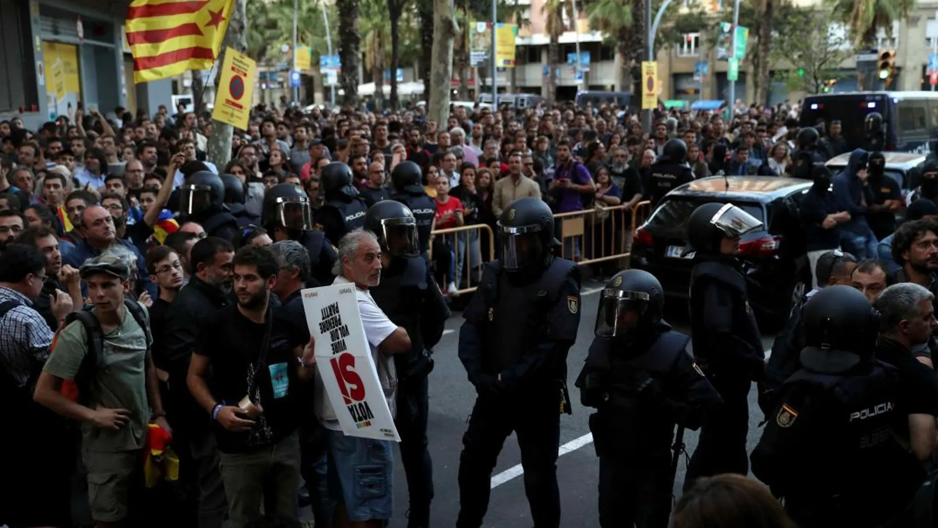 Efectivos de la Policía Nacional en Cataluña