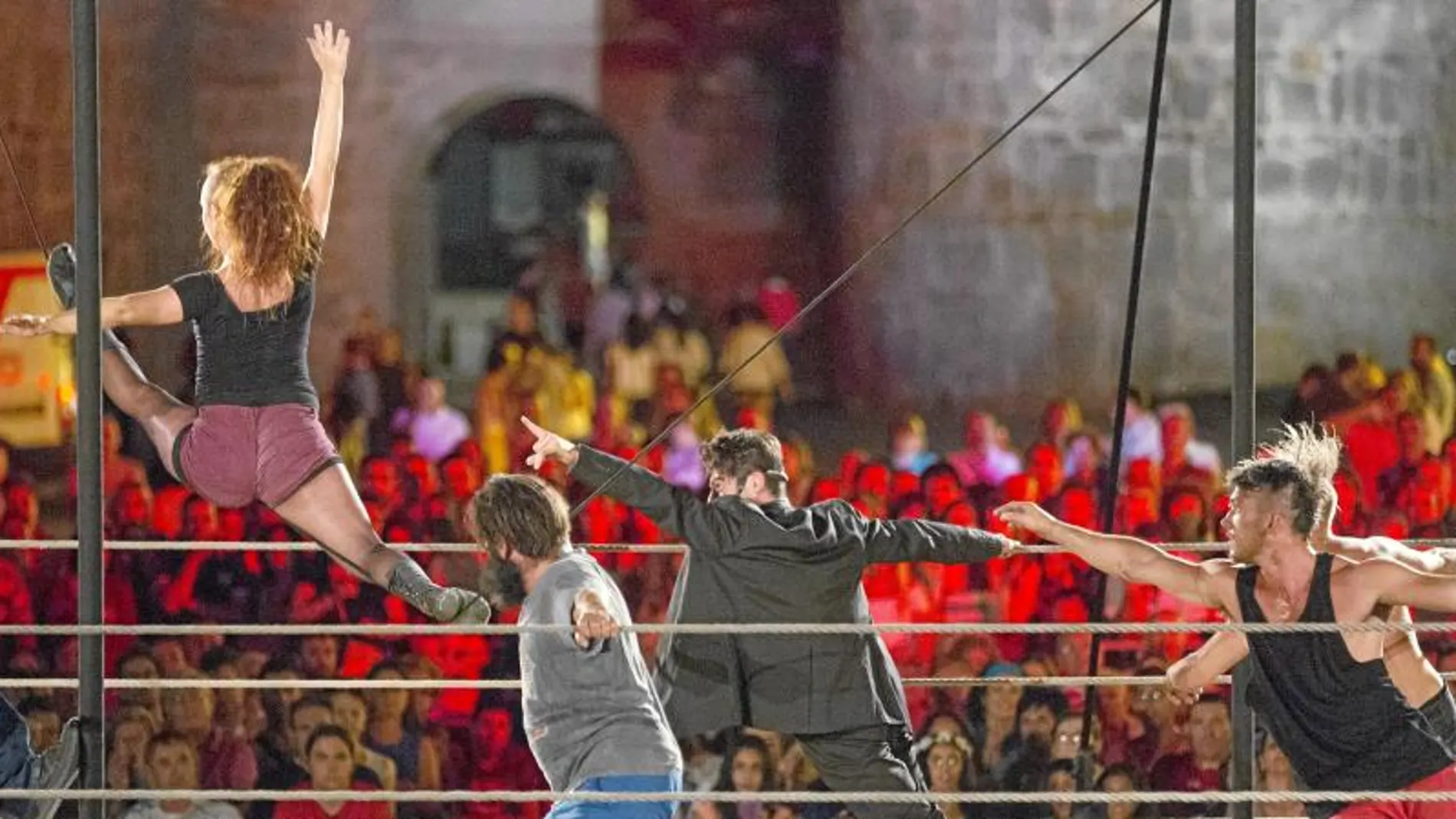 Actuación de la compañía francesa Cie 100 Isues, con su circo de acrobacia extrema «Idéaux beurre noir - le rign»