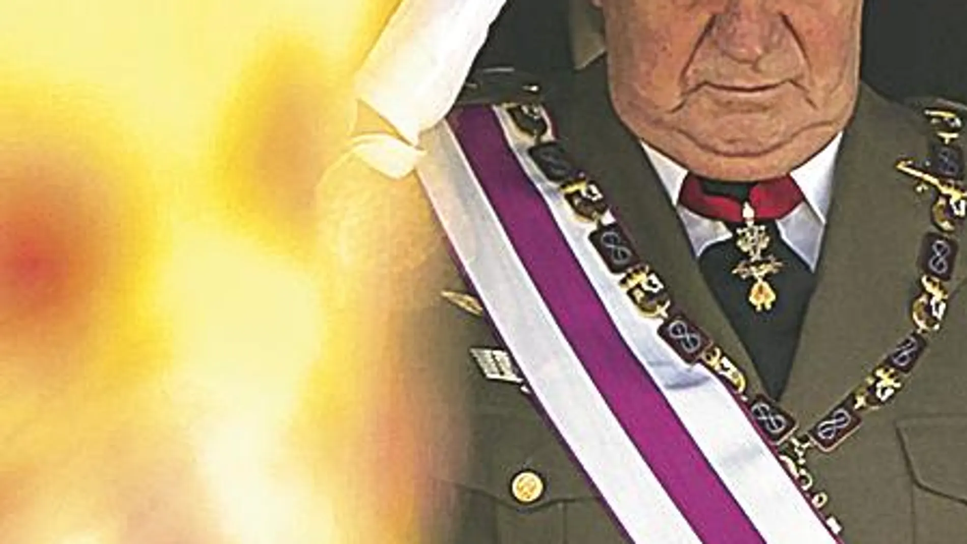 Don Juan Carlos saluda durante una ceremonia militar en San Lorenzo de El Escorial, en Junio de 2014.