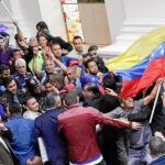 Manifestantes chavistas agreden a los diputados opositores tras irrumpir ayer en la Asamblea Nacional
