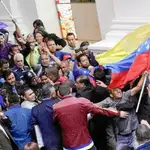  El chavismo asalta a puñetazos el Parlamento