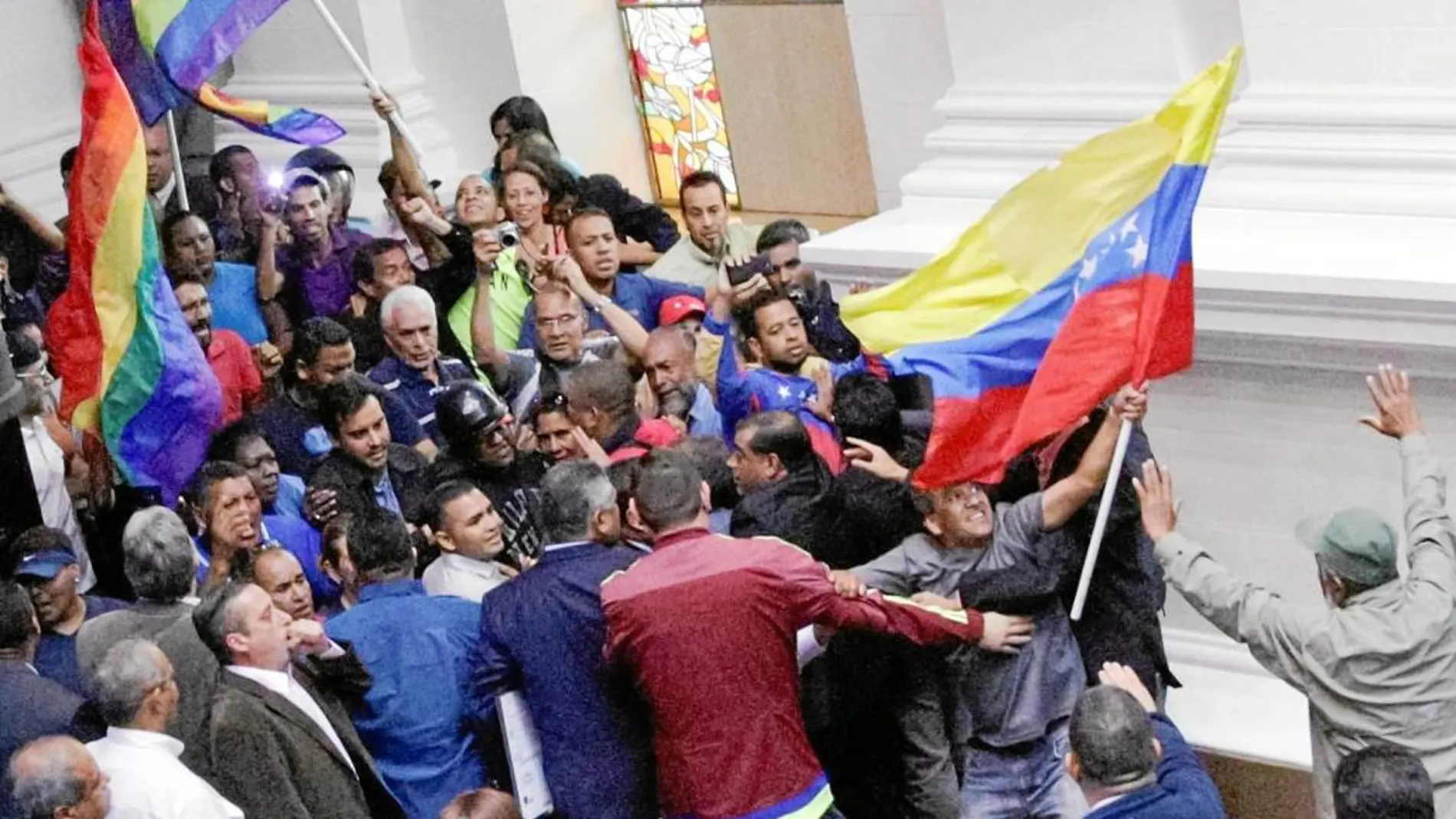 Manifestantes chavistas agreden a los diputados opositores tras irrumpir ayer en la Asamblea Nacional